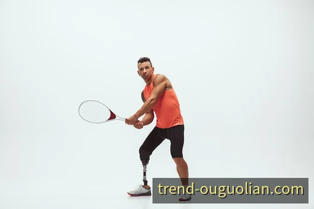 夜间足球赛场与实时数据界面氛围图